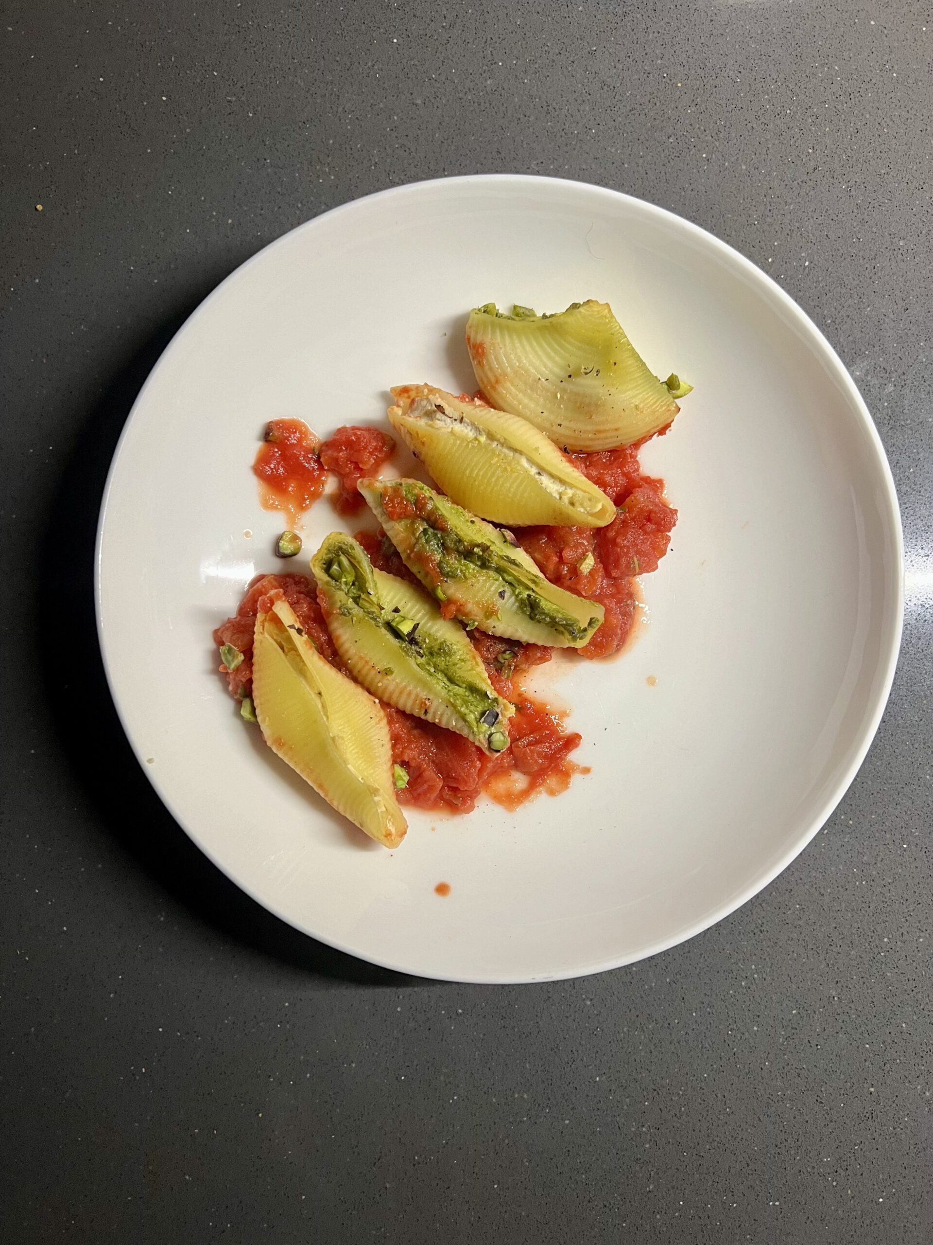 Conchiglie gefüllt mit Pistazien-Pesto